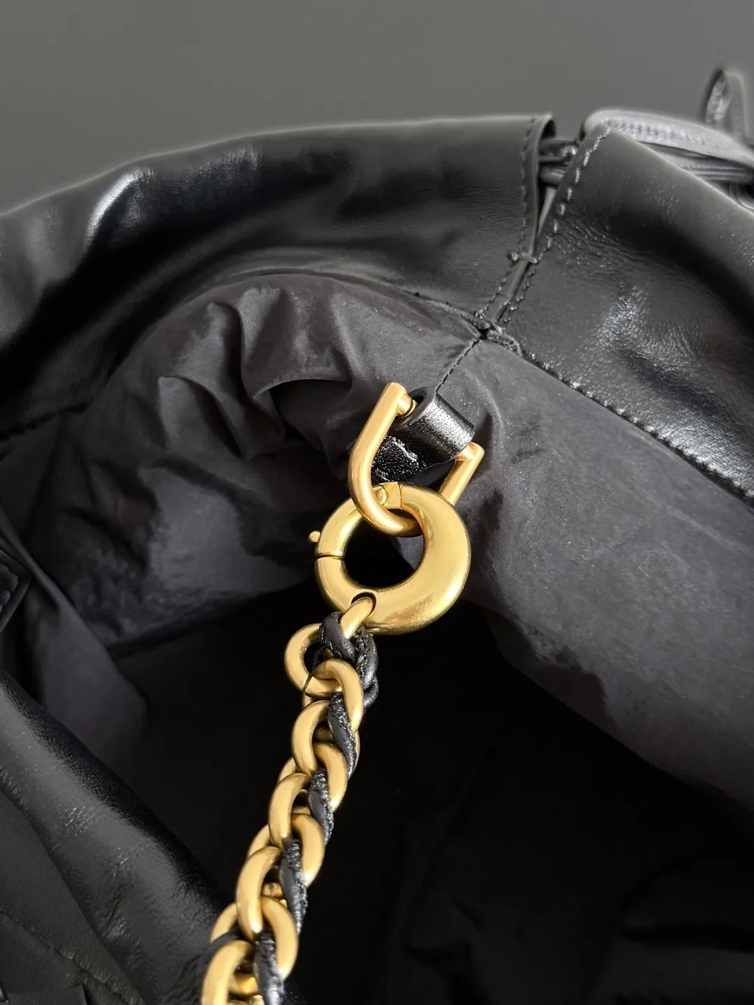 Batch 1680 BOTTEGA VENETA 2025 new women's Dustbag Notte clutch. Dustbag, which has been very popular since its launch, has a chain clause! ! The hand-carrying method is reminiscent of the classic bag type Pouch , light and elegant, the reserved drawstring design allows the bag to be used as an armpit bag, and the chain is longer, which is very suitable for sisters who like to free their hands and carry cross-body backpacks. No matter which way you carry it, you can change the back according to the occasion and your mood that day. It can make the overall outfit more fashionable🪄🪄The body of the bag has also been widened. It is the rainy season and the weather is hot. The bag can easily accommodate a small umbrella and water bottle. The lining is made of nylon, which is light and comfortable to carry, and is very suitable for summer use. Style number: 839394 Size: 33*19*8cm